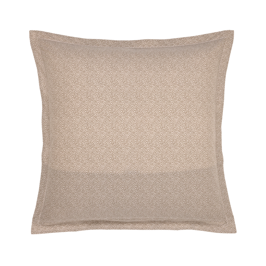 Coussin carré beige en tissu texturé avec une bordure discrète.