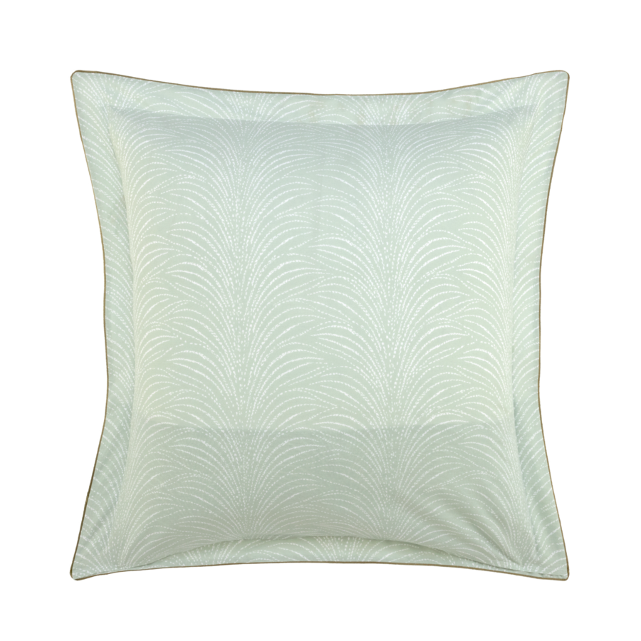 Coussin carré bleu clair à motif de plumes blanches.