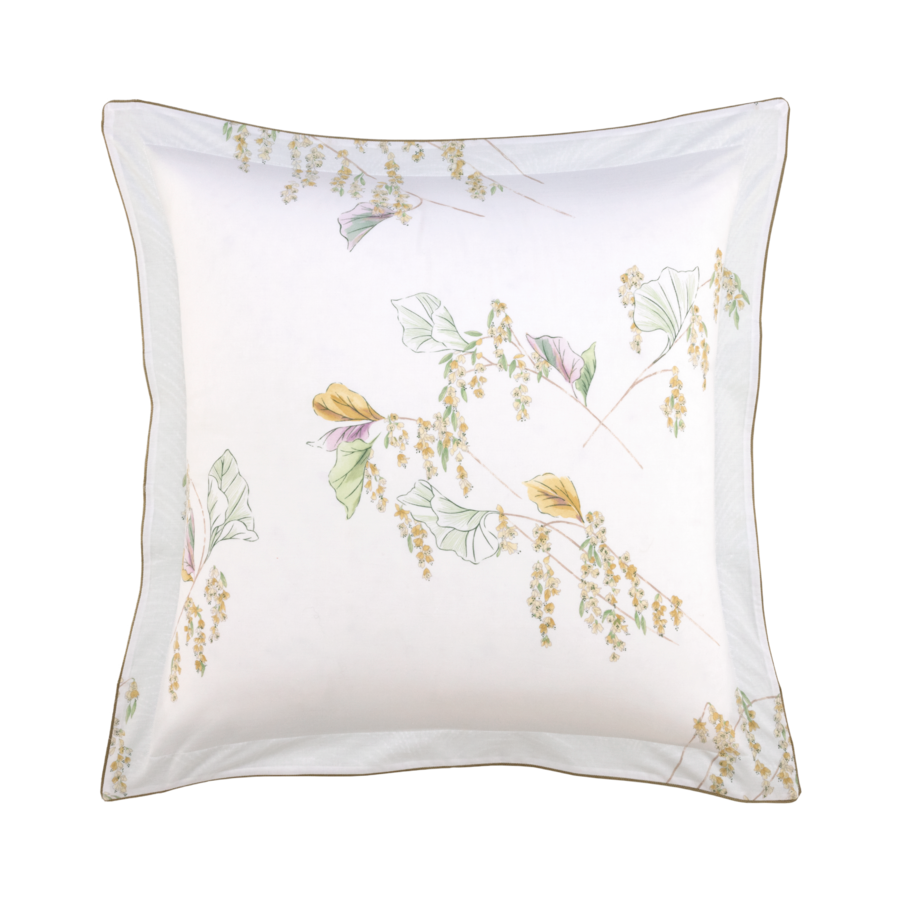 Coussin blanc à motif floral. Illustration botanique verte, jaune et beige.