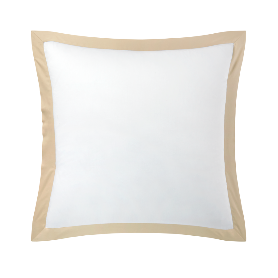 Oreiller blanc à bordure beige.