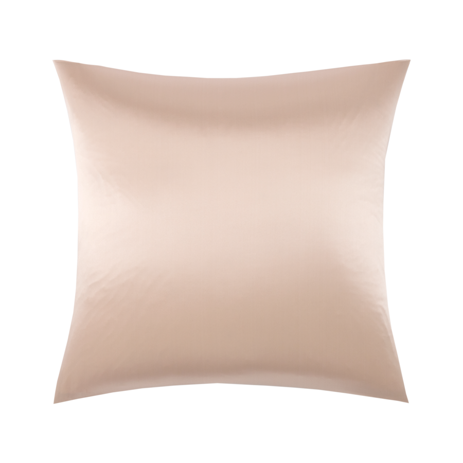Un coussin carré décoratif avec une finition satinée rose clair lisse sur fond blanc.