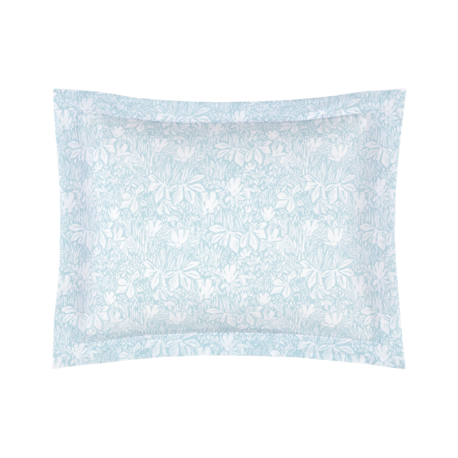 Une taie d'oreiller bleu clair ornée d'un motif floral et de feuilles blanches répétitif.