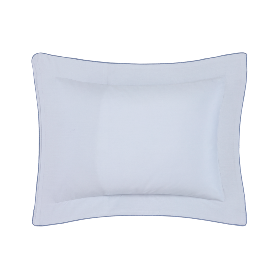 Une taie d'oreiller unie bleu clair avec un bord décoratif à volant.