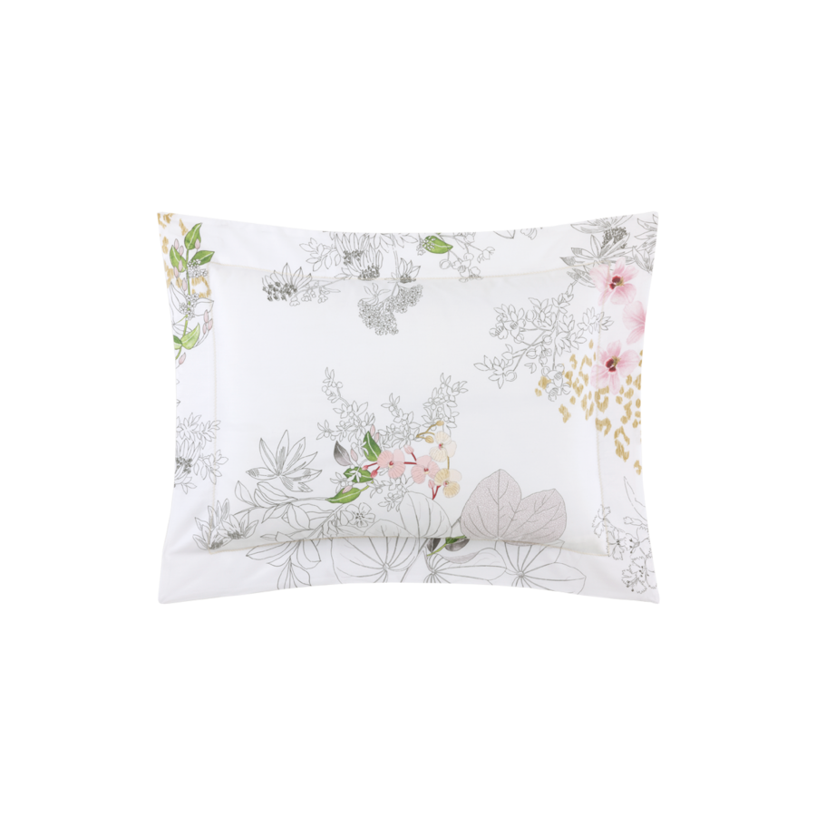 Une taie d'oreiller rectangulaire blanche ornée d'un imprimé floral doux, de style aquarelle, avec des feuilles vertes et des fleurs roses.