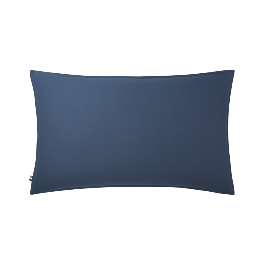 Un coussin rectangulaire recouvert d'un tissu uni bleu marine foncé, isolé sur un fond blanc.