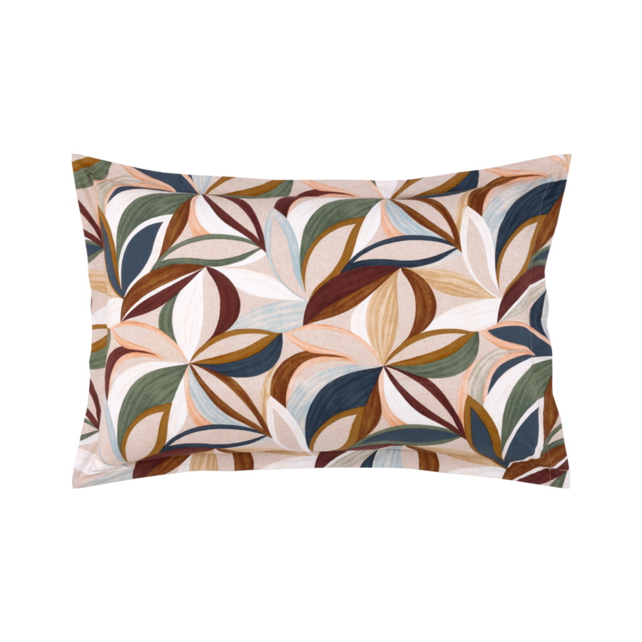 Un oreiller avec un motif de feuilles dessus