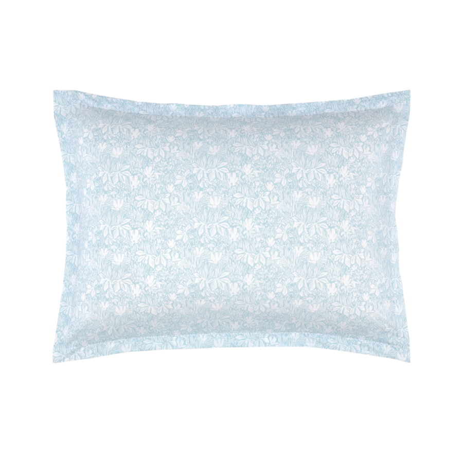 Une taie d'oreiller bleu clair ornée d'un motif botanique ou floral blanc répétitif et bordée d'une bordure.