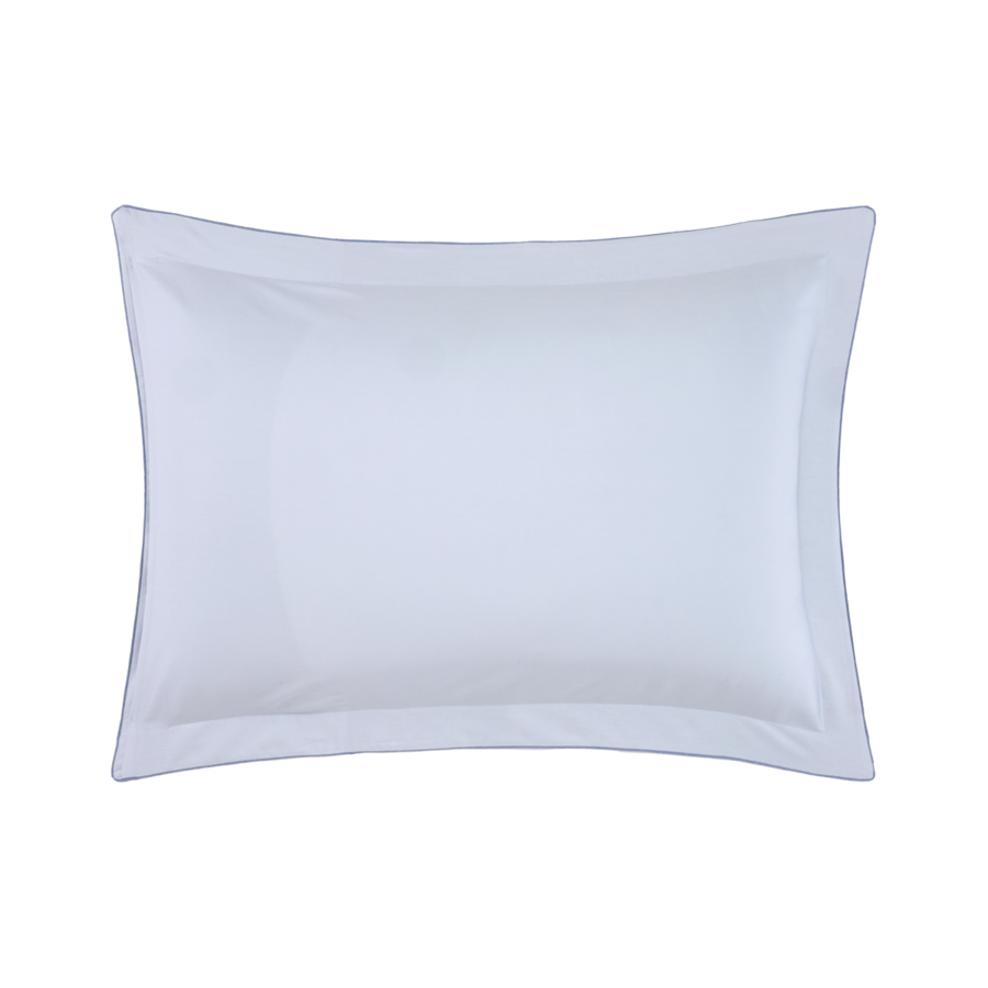 Une taie d'oreiller rectangulaire blanche unie, sans couture, avec une bordure décorative à large volant.