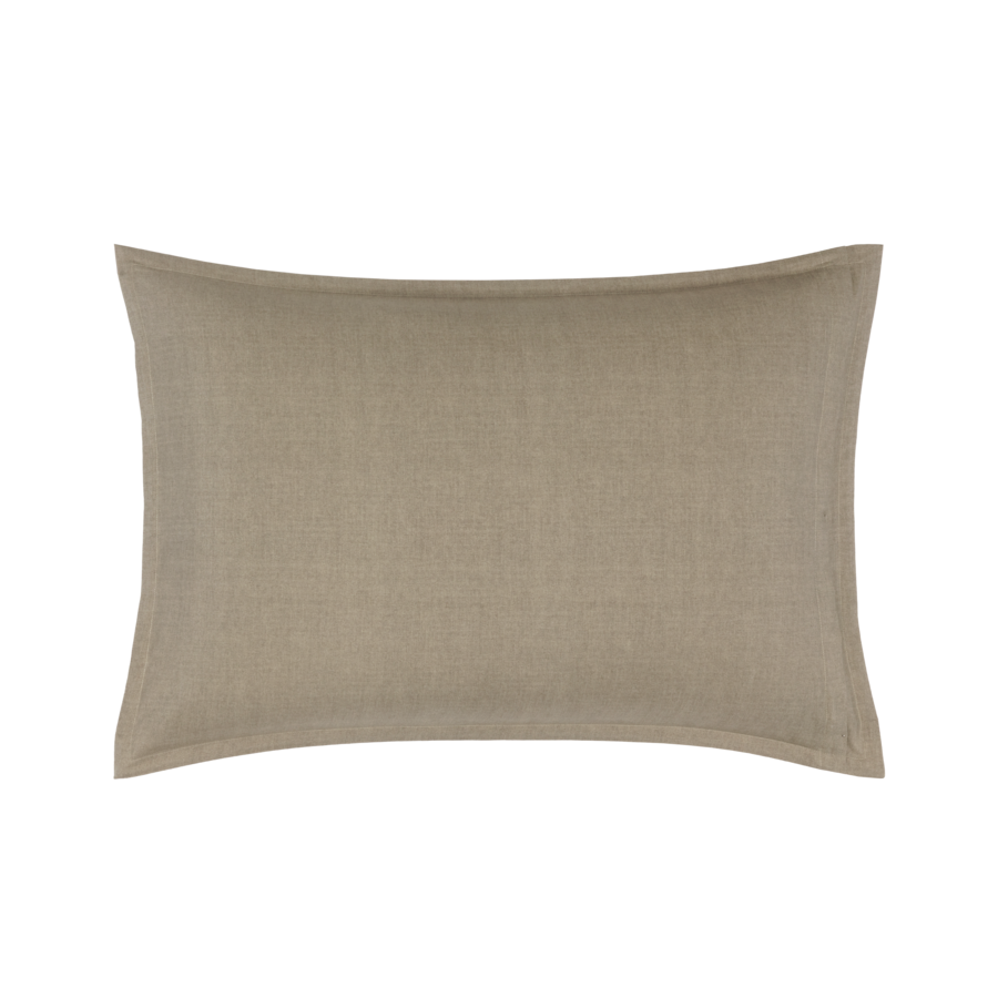 Une taie d'oreiller rectangulaire couleur beige, à l'aspect lin et à la bordure en tissu simple.