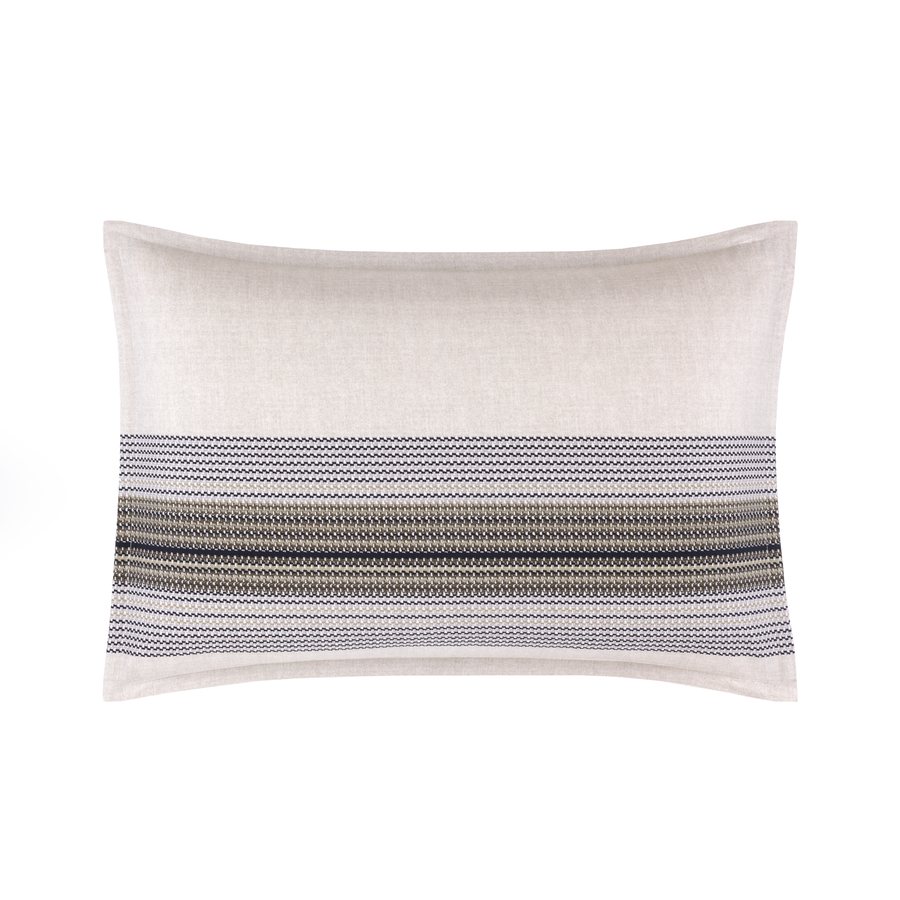 Un coussin rectangulaire à fond de lin beige et à bande horizontale centrale à rayures gris foncé et tons terreux.