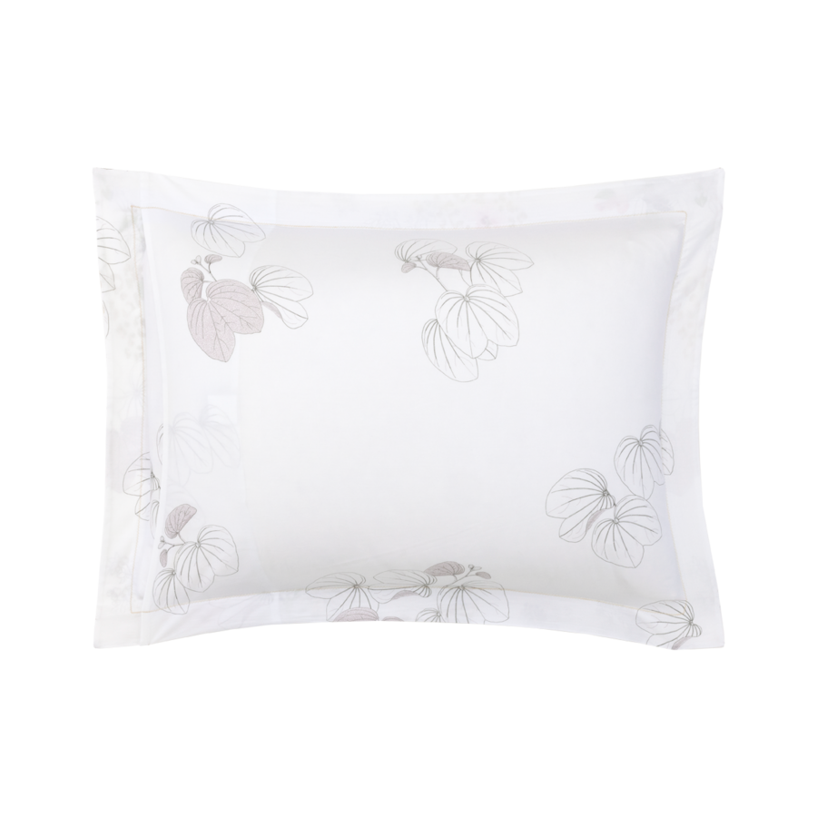 Une taie d'oreiller rectangulaire blanche ornée d'un motif botanique gris clair de feuilles et de fleurs.