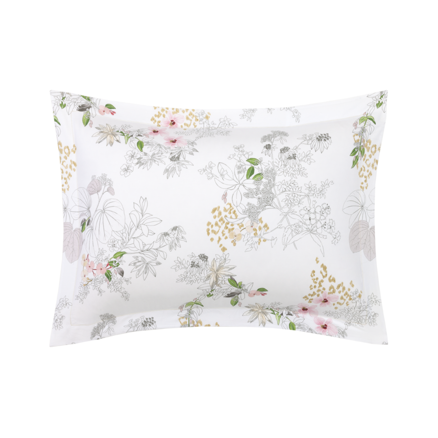 Une taie d'oreiller rectangulaire à fond blanc ornée d'un délicat motif floral dans des tons de rose pâle, de gris et de jaune.