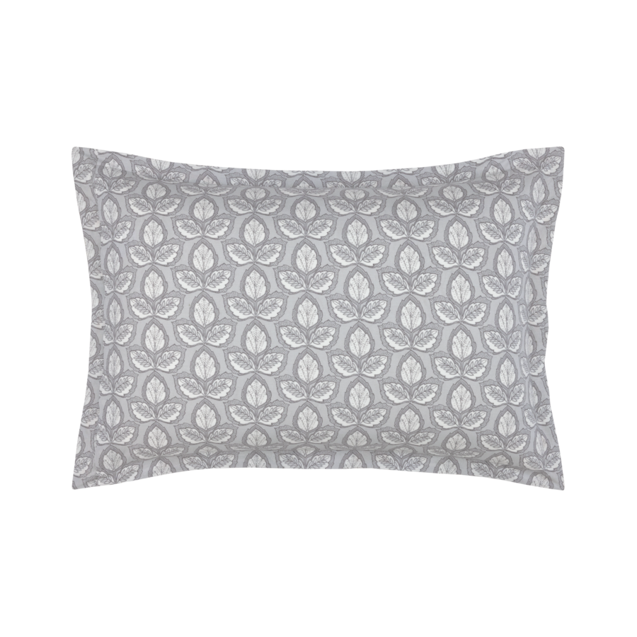 Taie d'oreiller grise à motif de feuilles répétitif.