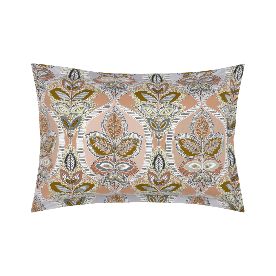 Coussin décoratif à motif de feuilles dans des tons orange, vert et gris discrets.