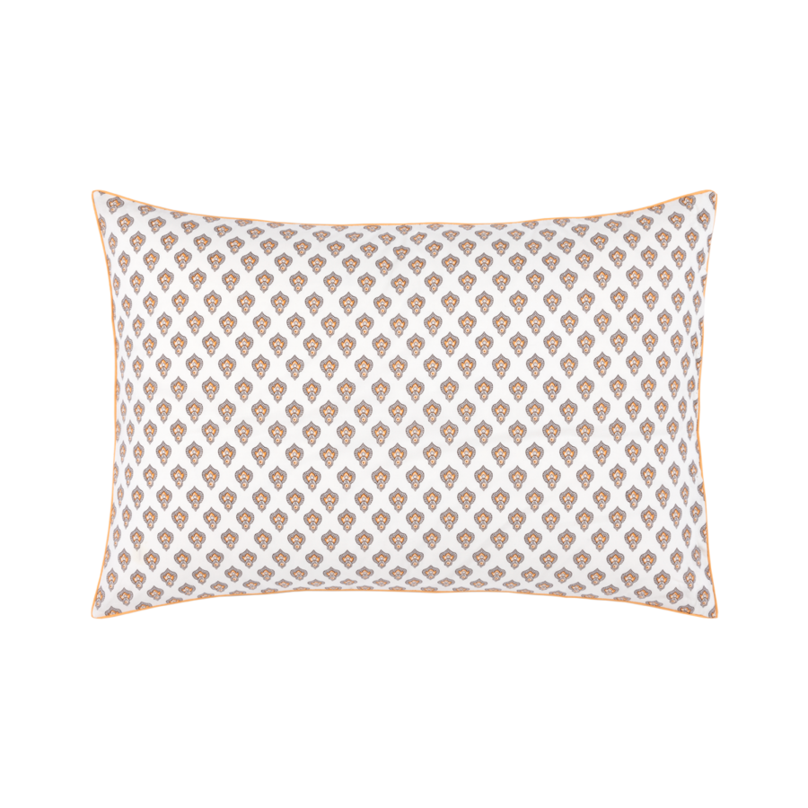 Un coussin rectangulaire à fond blanc orné d'un petit motif floral brun répétitif et d'un passepoil brun assorti.