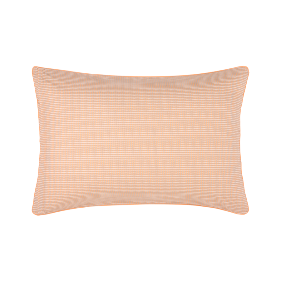 Un coussin rectangulaire décoratif à motif vichy pêche clair et blanc.