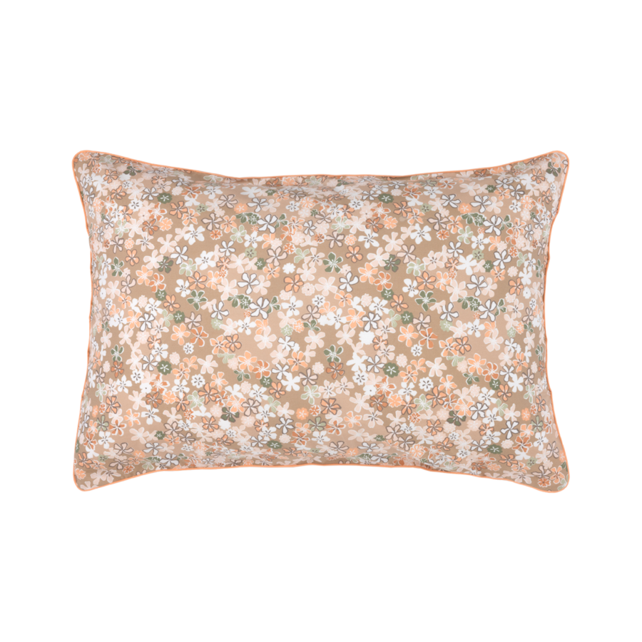 Un coussin décoratif rectangulaire à fond beige et à motif dense et répétitif de petites fleurs blanches, roses et sauge.