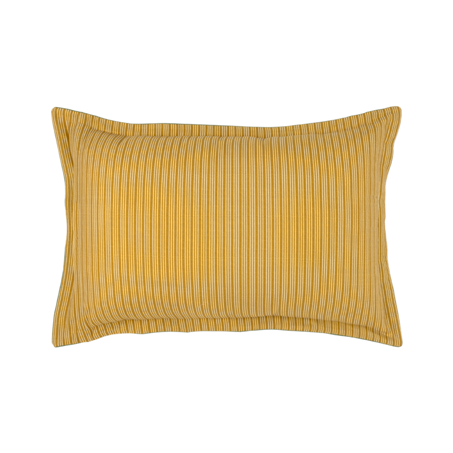 Un coussin rectangulaire jaune moutarde à la texture côtelée verticale et à bordure décorative à volants.