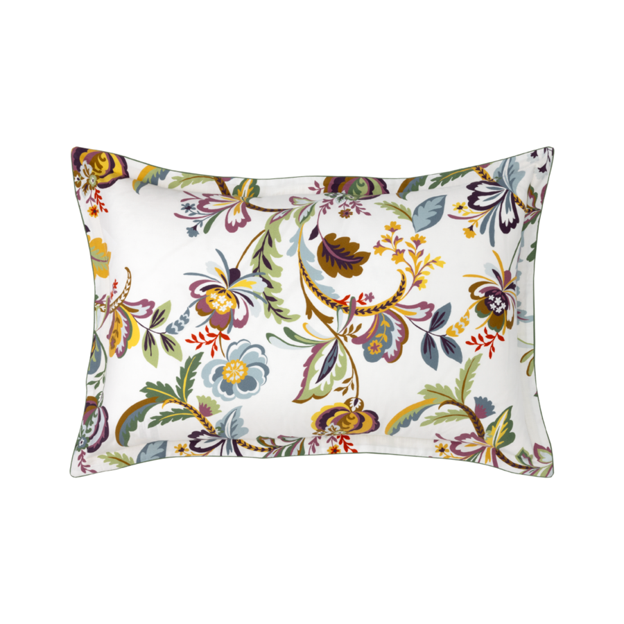 Un coussin décoratif rectangulaire à fond blanc orné d'un motif floral et de vigne coloré dans les tons turquoise, jaune et rouge.