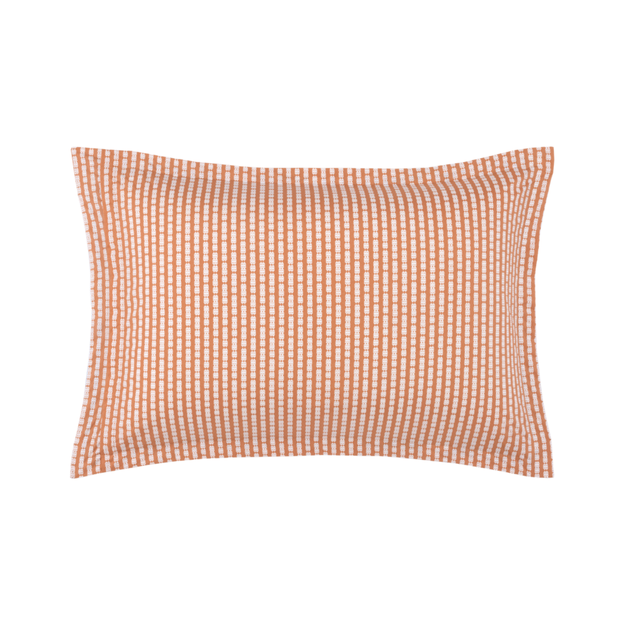 Une taie d'oreiller rectangulaire ornée d'un motif à lignes verticales pointillées orange clair et blanches, avec une bordure en tissu.