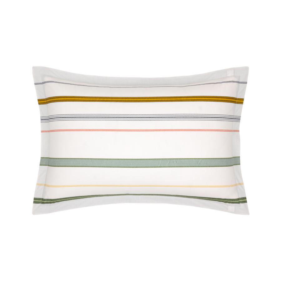 Un coussin rectangulaire à fond blanc et à rayures horizontales jaune moutarde, gris, pêche clair et vert sauge.