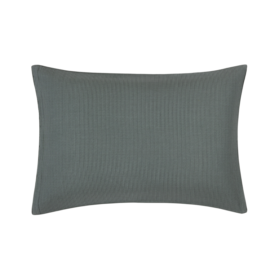 Coussin rectangulaire à rayures grises.