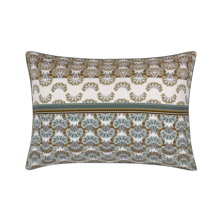 Coussin rectangulaire décoratif à motifs floraux blancs, turquoise et dorés.