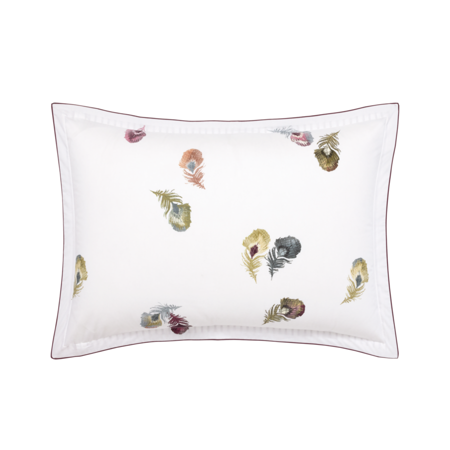 Taie d'oreiller blanche ornée de motifs de plumes aquarellées aux tons doux.