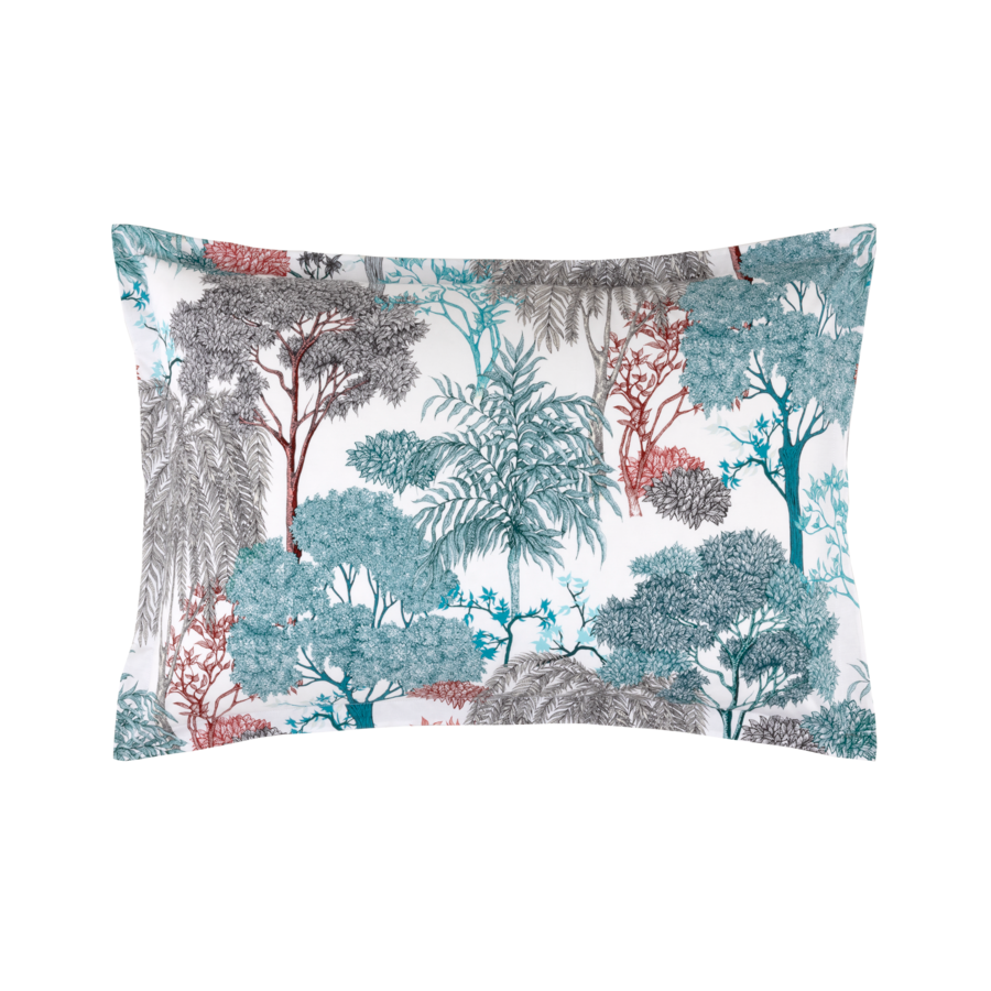 Un oreiller avec des arbres dessus sur un fond blanc