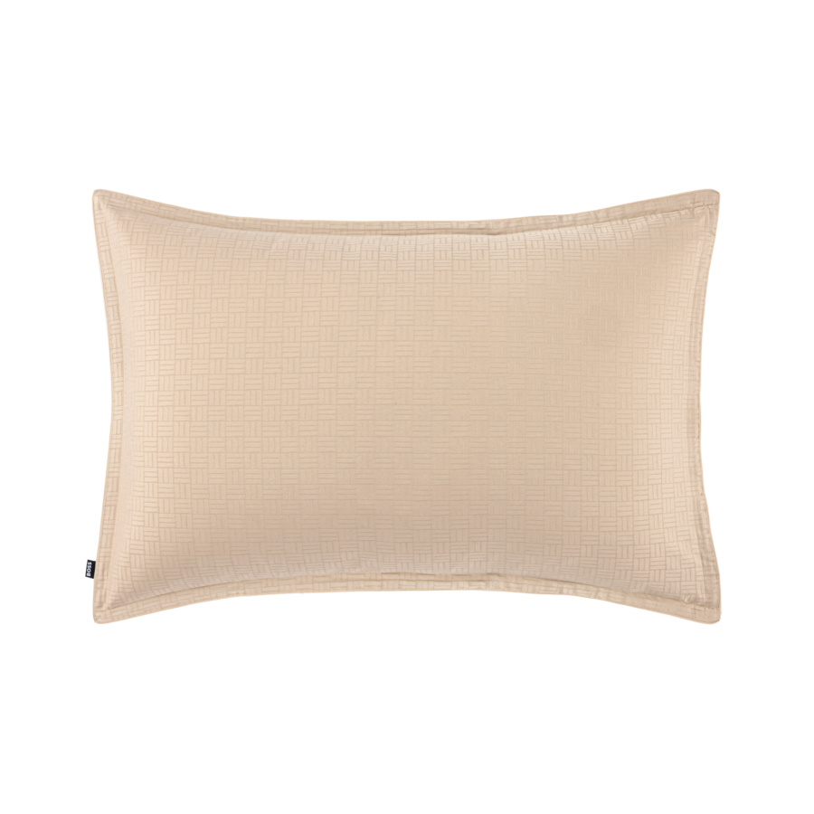 Un coussin décoratif rectangulaire beige clair, orné d'un tissu à la texture subtile évoquant une grille et d'une large bordure cousue.