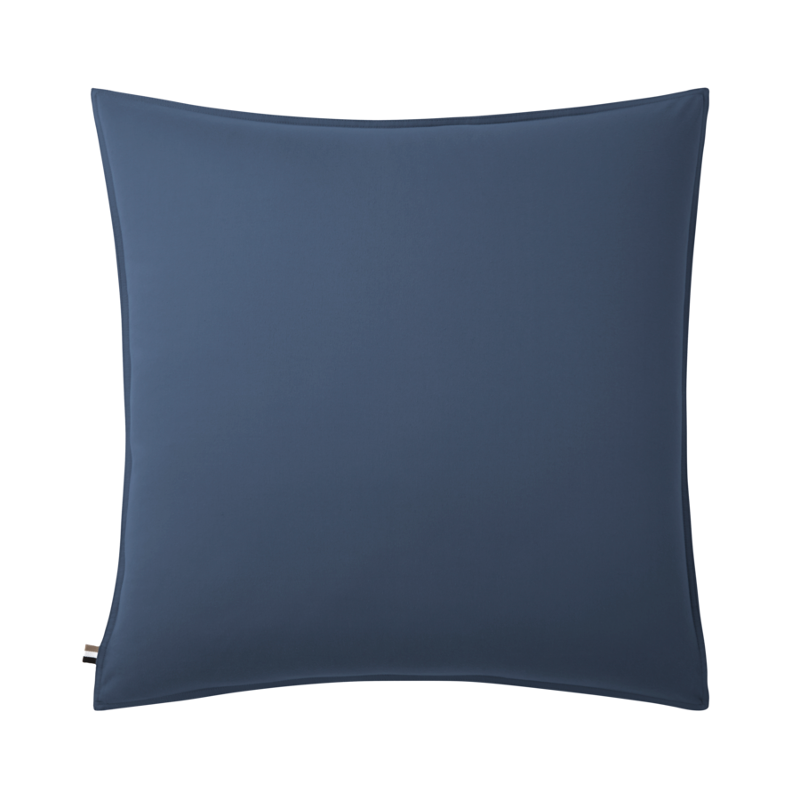 Un coussin carré bleu marine à la texture lisse, centré sur un fond blanc uni.