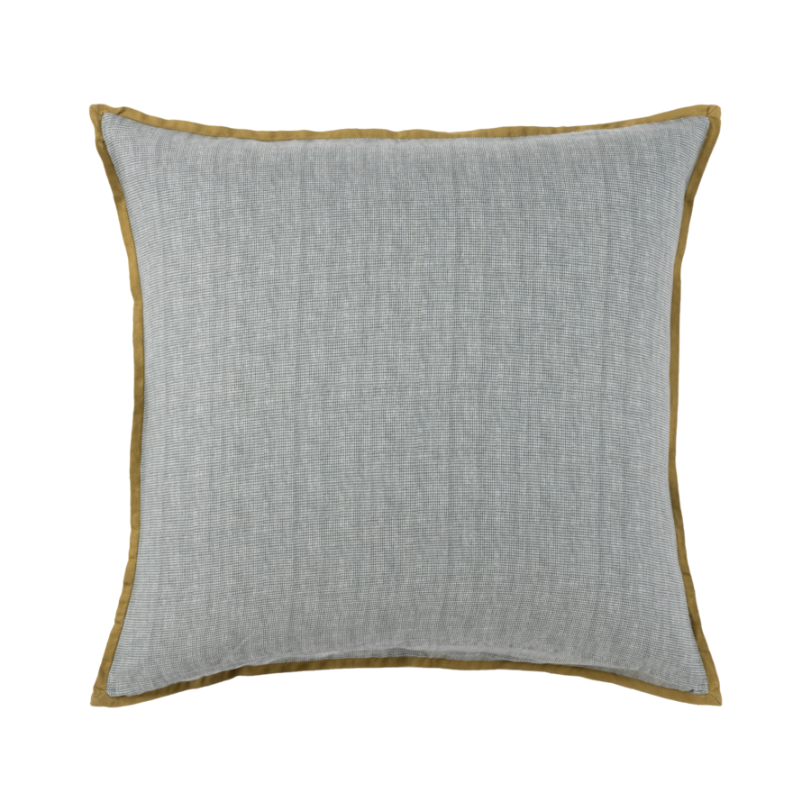 Un coussin gris avec une bordure dorée sur fond blanc