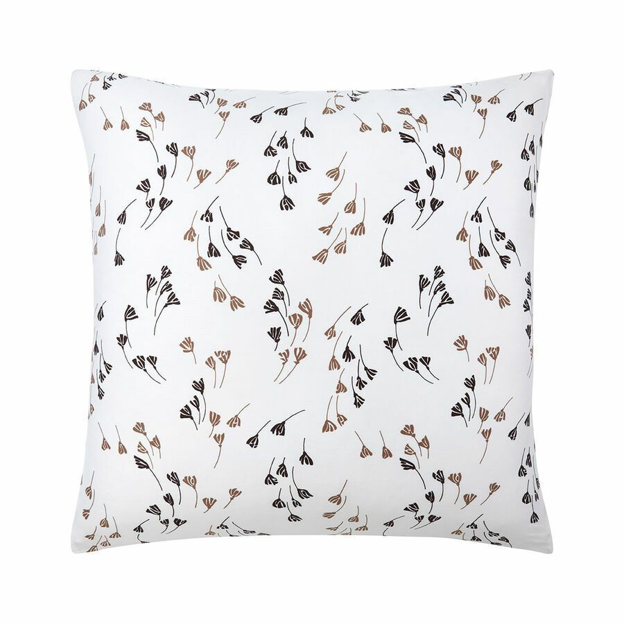 Un coussin carré à fond blanc orné d'un motif répétitif de petites branches botaniques brunes et noires éparses.
