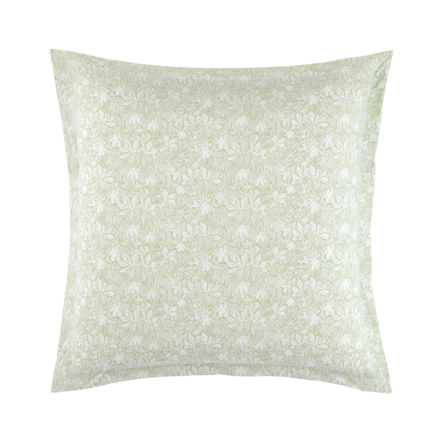 Un coussin décoratif carré orné d'un motif damassé floral vert sauge pâle et blanc.