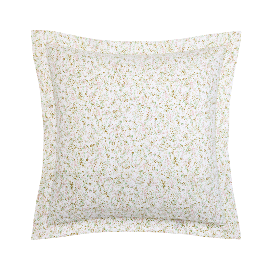 Une taie d'oreiller décorative carrée ornée d'un délicat imprimé floral vert et blanc à petite échelle, avec une large bordure.