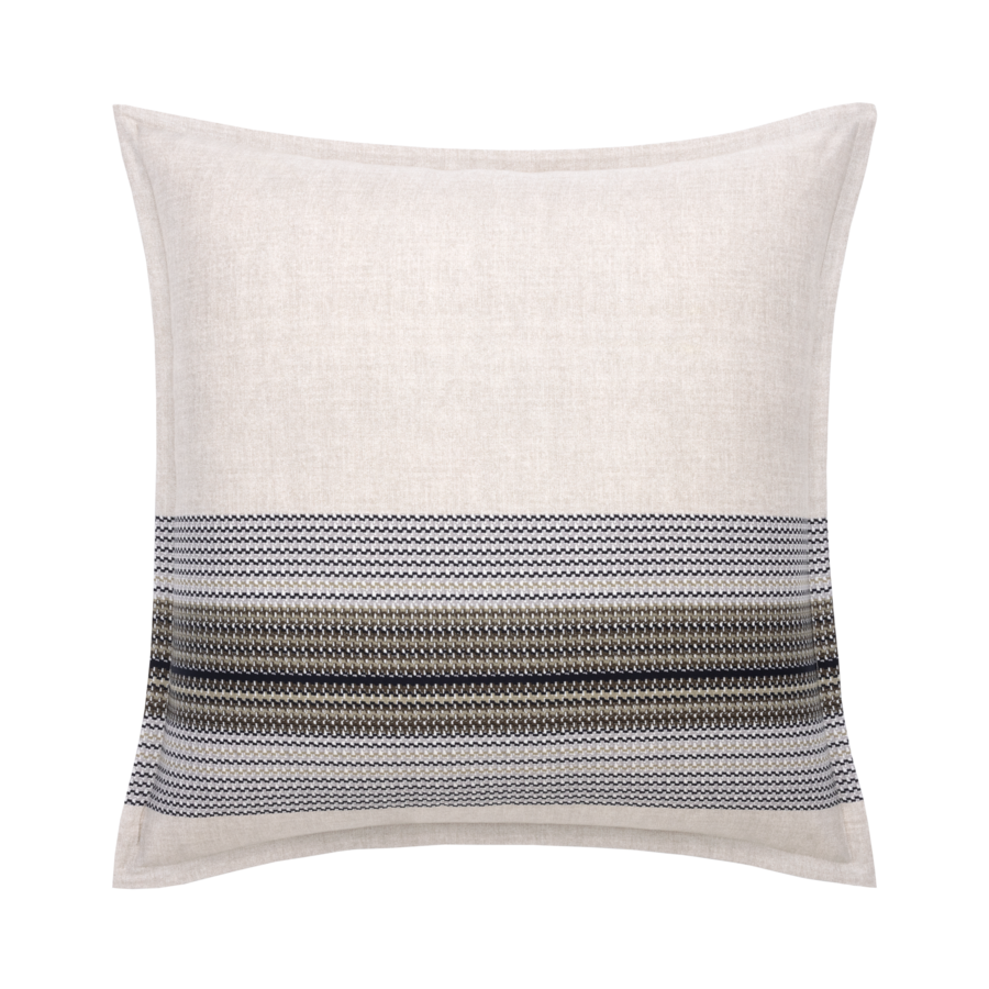 Un coussin carré en lin couleur crème orné d'une bande horizontale à rayures tissées texturées bleues, grises et brunes.