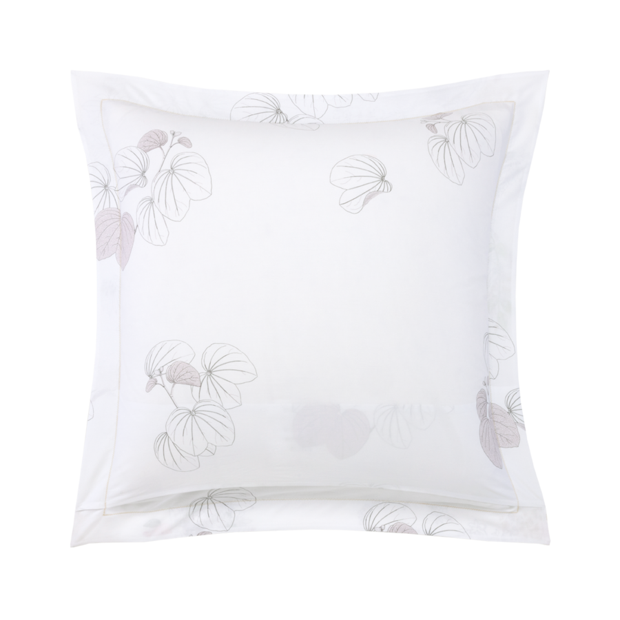 Une taie d'oreiller carrée blanche ornée d'un subtil et délicat imprimé floral botanique gris clair avec un bord à volants.