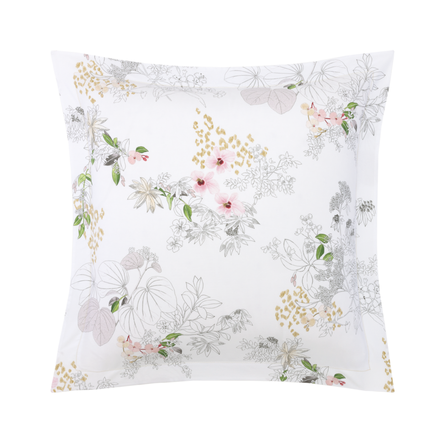 Un coussin décoratif carré blanc orné d'un délicat motif floral et léopard dessiné à la main dans des tons de rose et de gris doux.