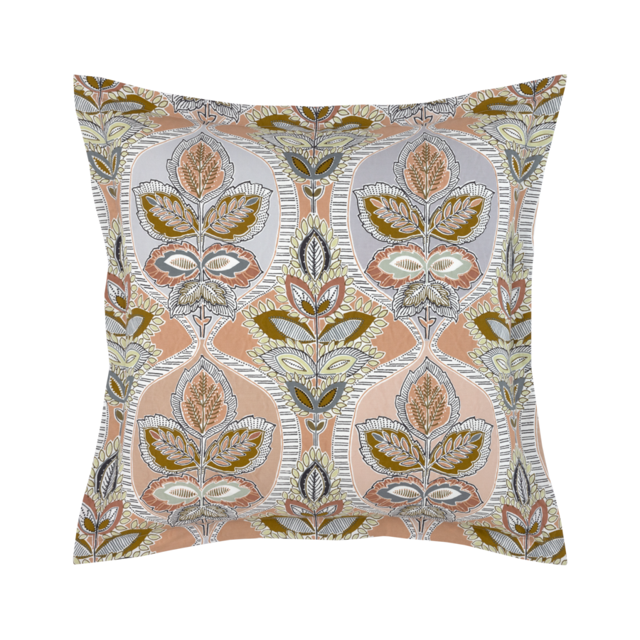 Coussin carré décoratif à motif de feuilles dans les tons pêche, gris et marron.