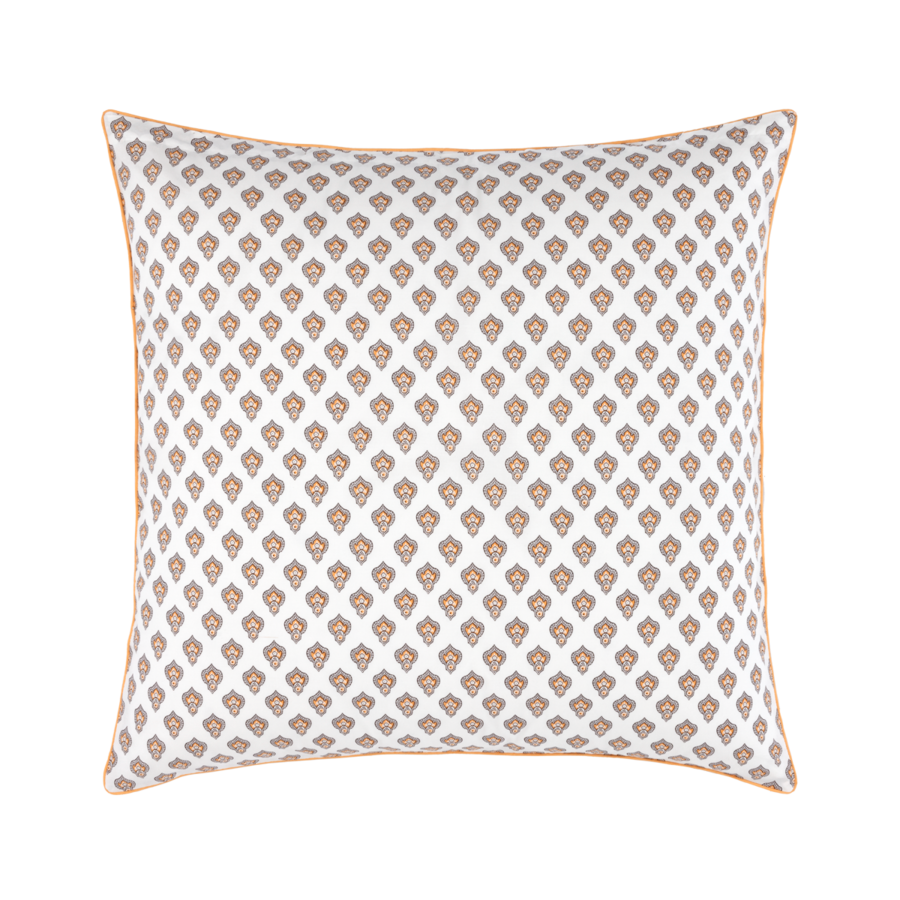 Un coussin carré blanc cassé, orné d'un motif répétitif de feuilles brunes ou de cachemire et d'un fin passepoil brun sur les bords.