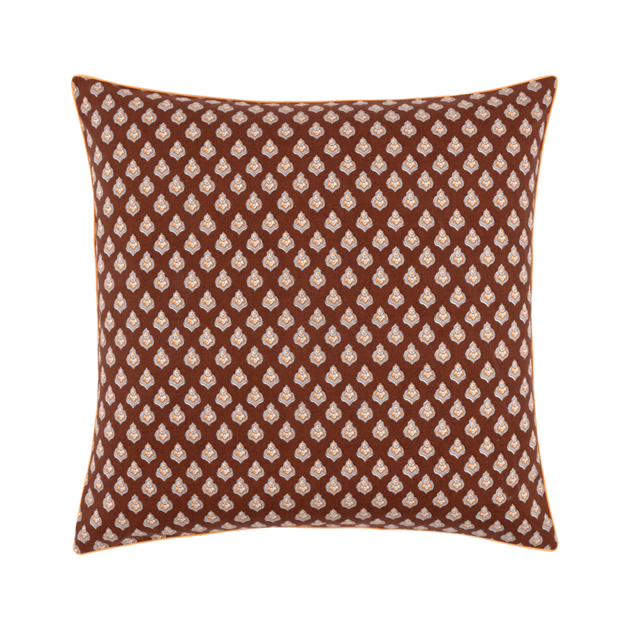 Un coussin décoratif carré marron foncé, orné d'un motif botanique blanc répétitif et d'une fine bordure orange.