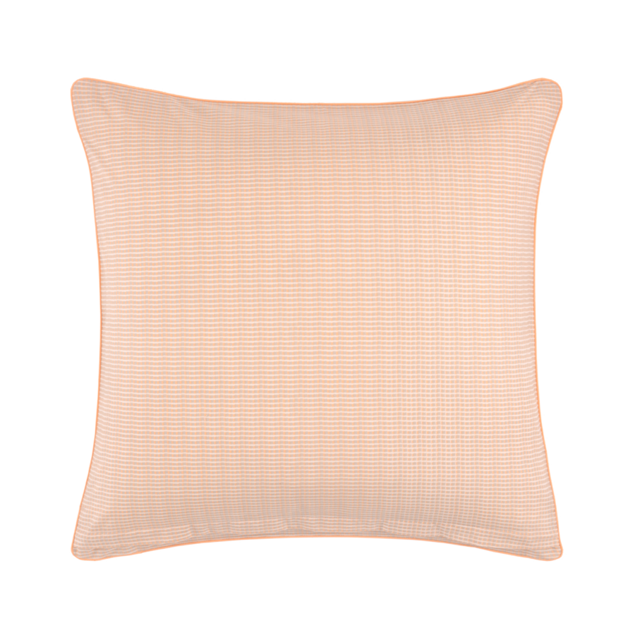 Un coussin carré décoratif, uni, de couleur pêche claire, avec un motif quadrillé fin et discret.