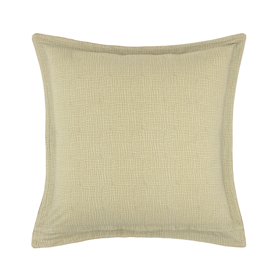 Un coussin carré, de couleur beige clair, avec une texture de tissu tissé et une bordure décorative à volant.