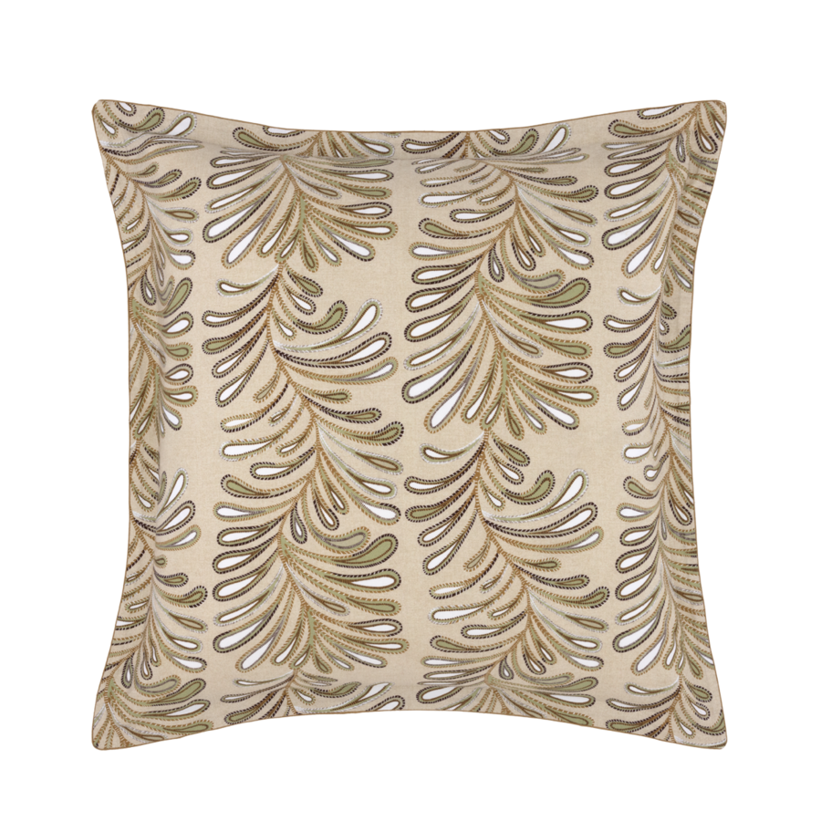 Coussin carré décoratif couleur crème, orné d'un motif répétitif de feuilles ressemblant à des fougères, dans les tons or et brun.