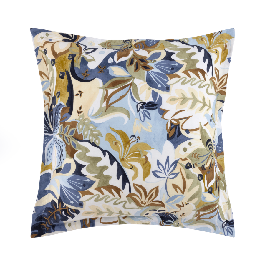 Coussin carré à motif floral bleu, marron, crème et vert.