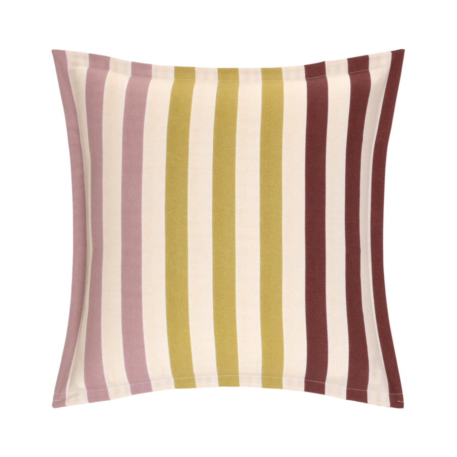 Un coussin rayé rose et jaune sur fond blanc