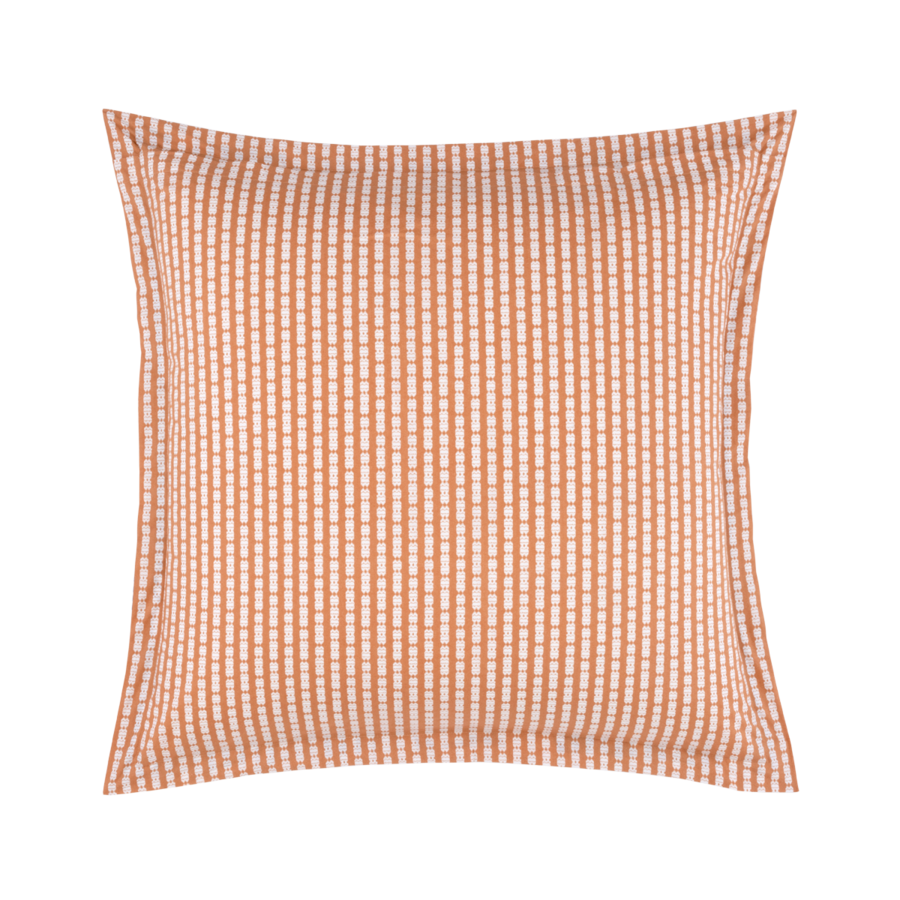 Un coussin carré décoratif à rayures blanches pointillées couleur terre cuite et à large bordure.