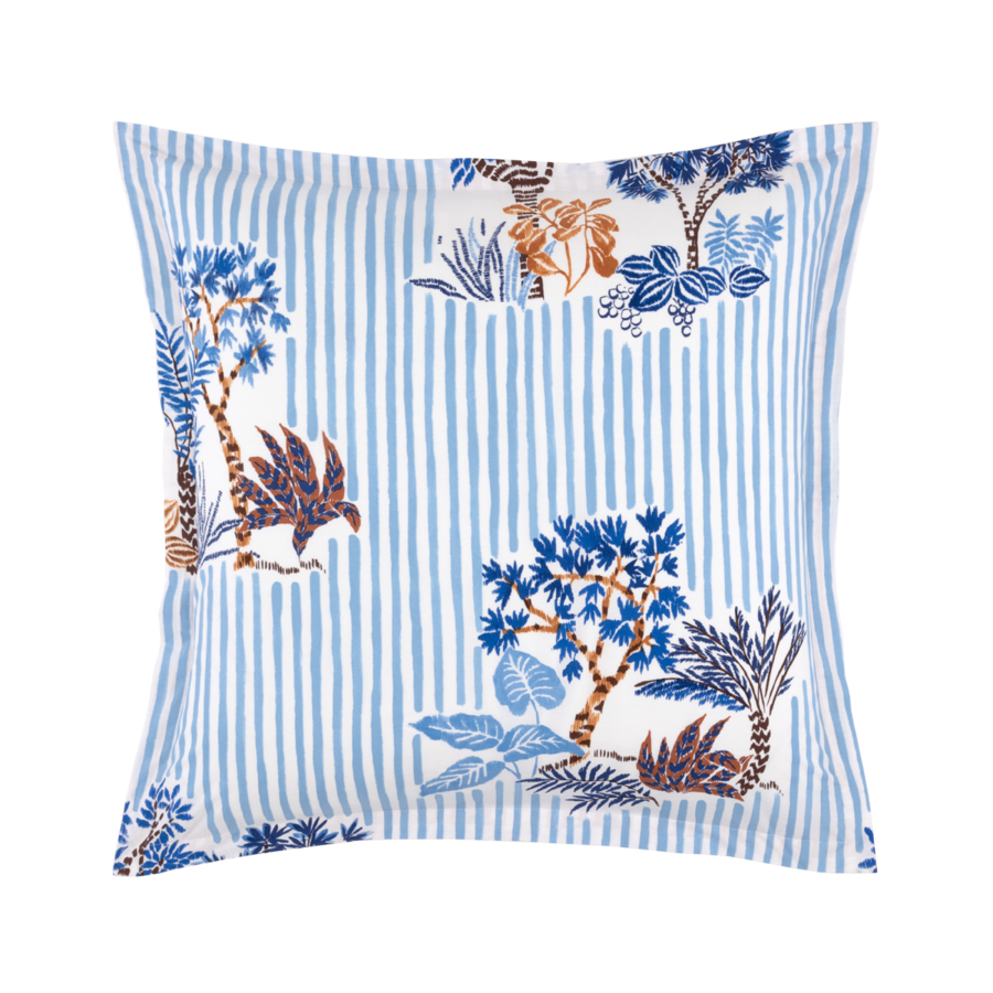 Coussin carré à rayures verticales bleu clair et blanches, orné d'illustrations botaniques éparses bleues et beiges.