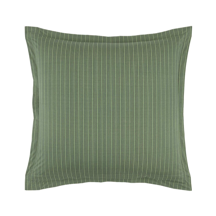 Un coussin décoratif carré, vert sauge, présentant une texture plissée verticale et un bord encadré.