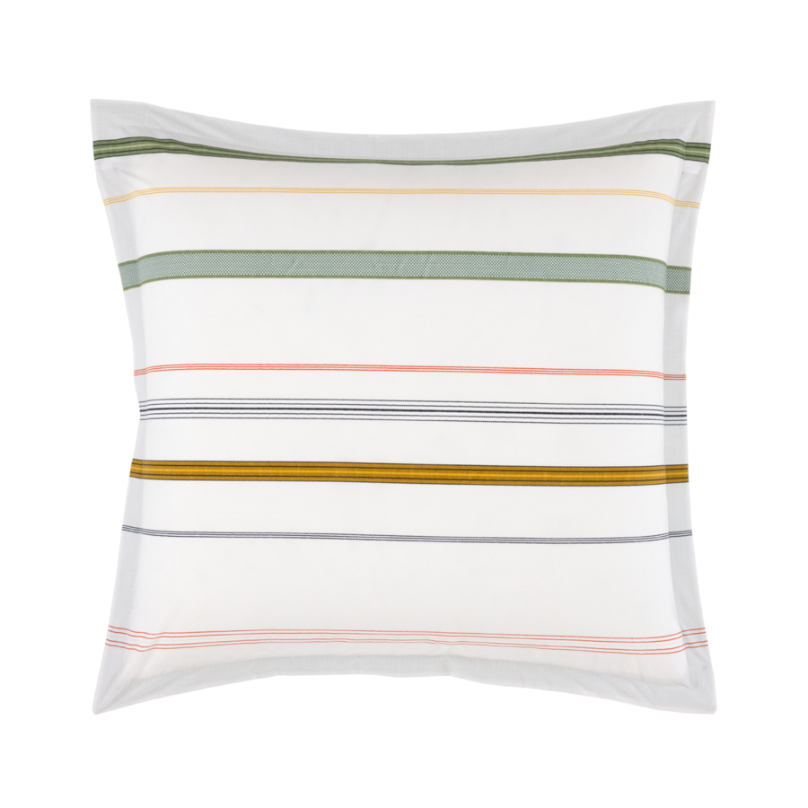 Un coussin carré blanc orné de rayures horizontales multicolores dans des tons de vert pâle, jaune, rose et gris foncé.